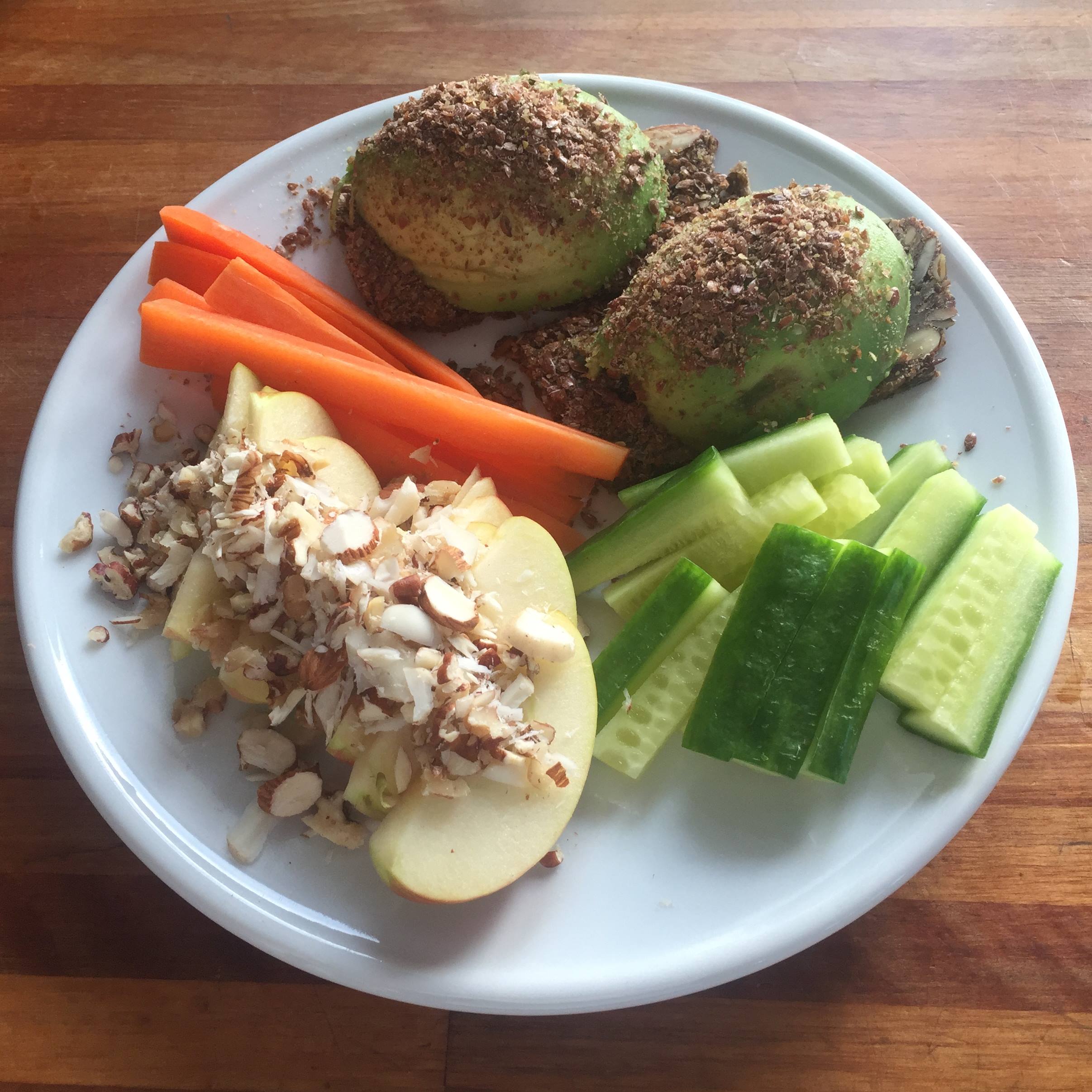 Avokado med nødder og grønt Avokado med nødder og grønt